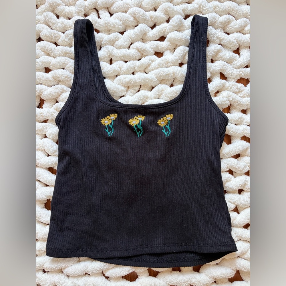 Black daisy embroidered tank